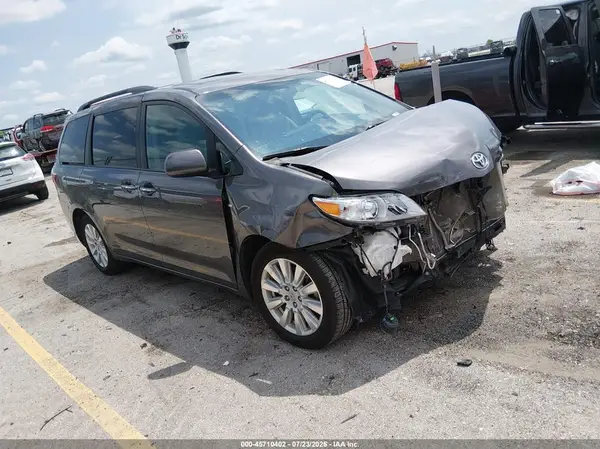 5TDDZ3DC8HS174050 2017 TOYOTA SIENNA - Image 1