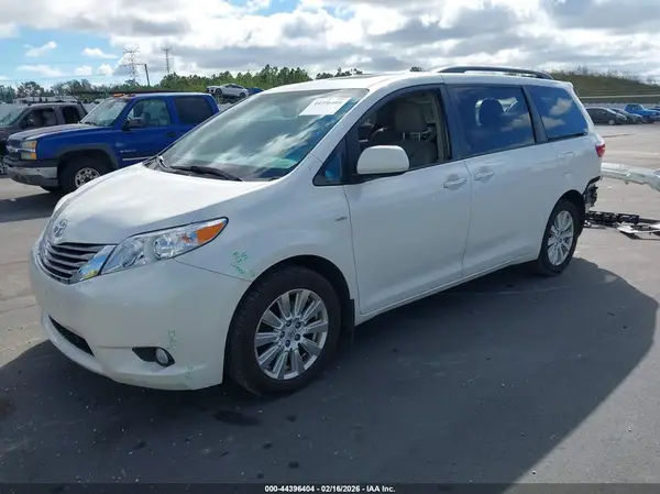 5TDDZ3DC8HS174775 2017 TOYOTA SIENNA - Image 2