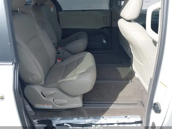 5TDDZ3DC8HS174775 2017 TOYOTA SIENNA - Image 8
