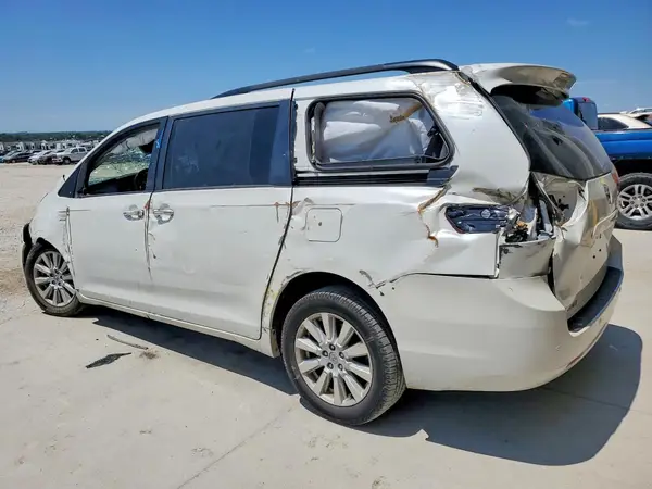 5TDDZ3DC8HS176140 2017 TOYOTA SIENNA - Image 2