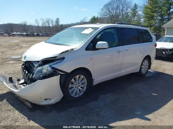 5TDDZ3DC8HS176753 2017 TOYOTA SIENNA - Image 2