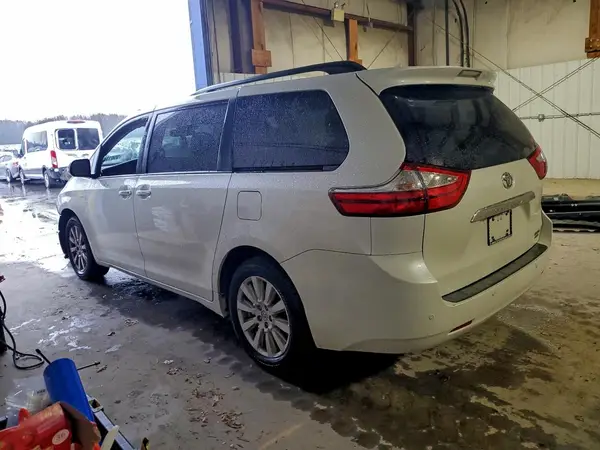 5TDDZ3DC8HS180527 2017 TOYOTA SIENNA - Image 2
