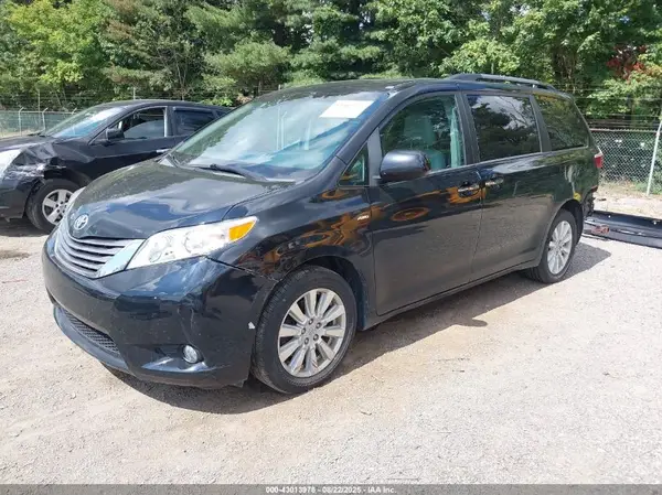 5TDDZ3DC8HS182813 2017 TOYOTA SIENNA - Image 2