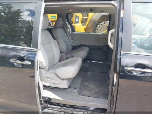 5TDDZ3DC8HS182813 2017 TOYOTA SIENNA - Image 8