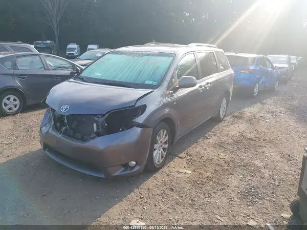 5TDDZ3DC8HS187381 2017 TOYOTA SIENNA - Image 2