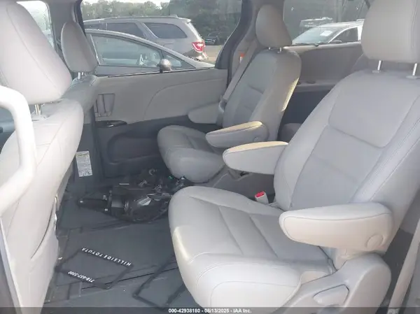 5TDDZ3DC8HS187381 2017 TOYOTA SIENNA - Image 8