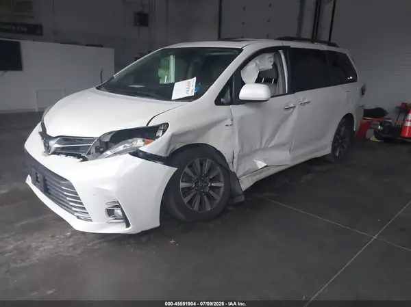 5TDDZ3DC8JS189279 2018 TOYOTA SIENNA - Image 2