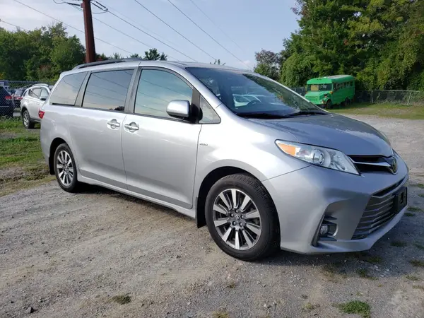 5TDDZ3DC8JS192358 2018 TOYOTA SIENNA - Image 1