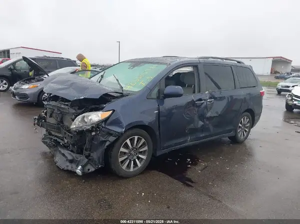5TDDZ3DC8JS197365 2018 TOYOTA SIENNA - Image 2
