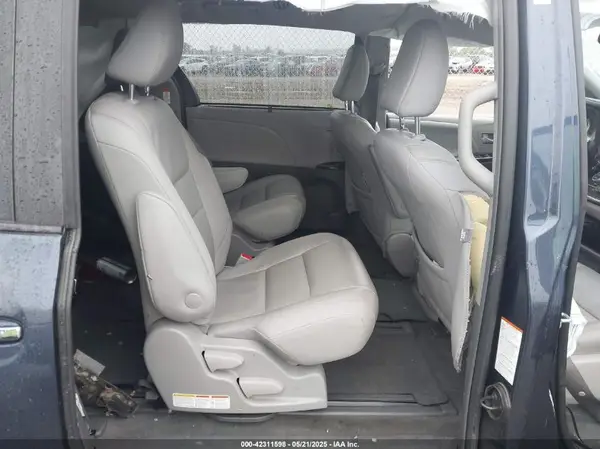 5TDDZ3DC8JS197365 2018 TOYOTA SIENNA - Image 8