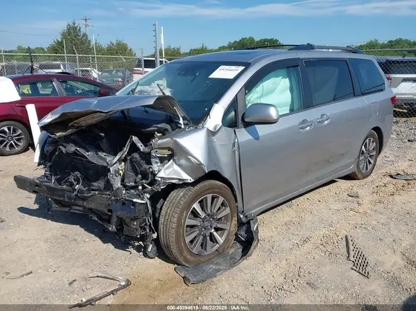 5TDDZ3DC8JS198192 2018 TOYOTA SIENNA - Image 2