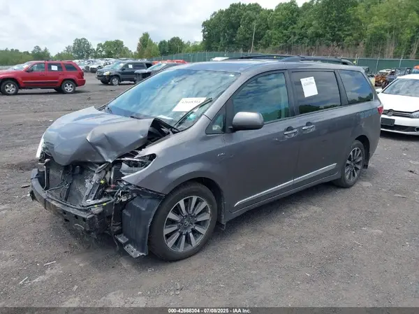 5TDDZ3DC8JS202502 2018 TOYOTA SIENNA - Image 2