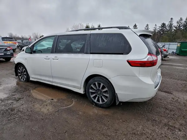5TDDZ3DC8JS205335 2018 TOYOTA SIENNA - Image 2