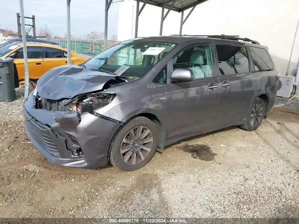 5TDDZ3DC8JS207490 2018 TOYOTA SIENNA - Image 2