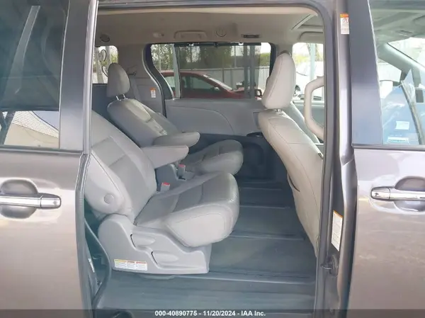 5TDDZ3DC8JS207490 2018 TOYOTA SIENNA - Image 8