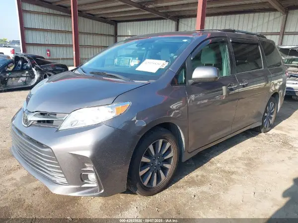5TDDZ3DC8KS211637 2019 TOYOTA SIENNA - Image 2