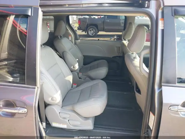 5TDDZ3DC8KS211637 2019 TOYOTA SIENNA - Image 8