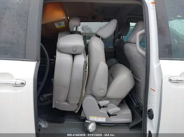 5TDDZ3DC8KS215123 2019 TOYOTA SIENNA - Image 8