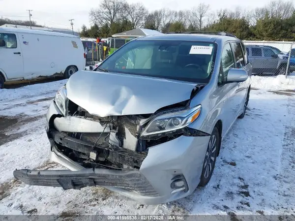 5TDDZ3DC8KS218961 2019 TOYOTA SIENNA - Image 2