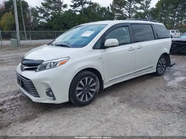 5TDDZ3DC8LS241478 2020 TOYOTA SIENNA - Image 2