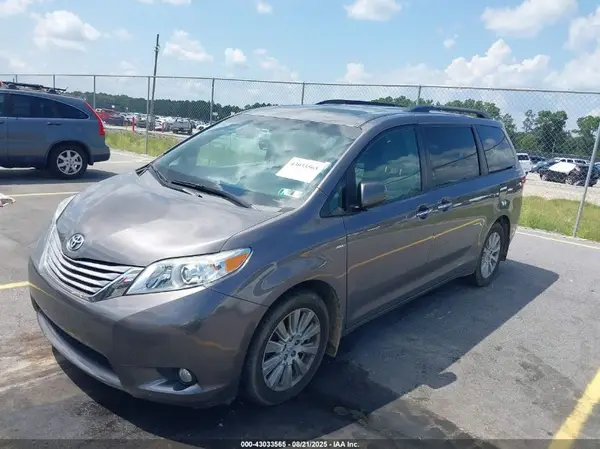 5TDDZ3DC9HS146886 2017 TOYOTA SIENNA - Image 2