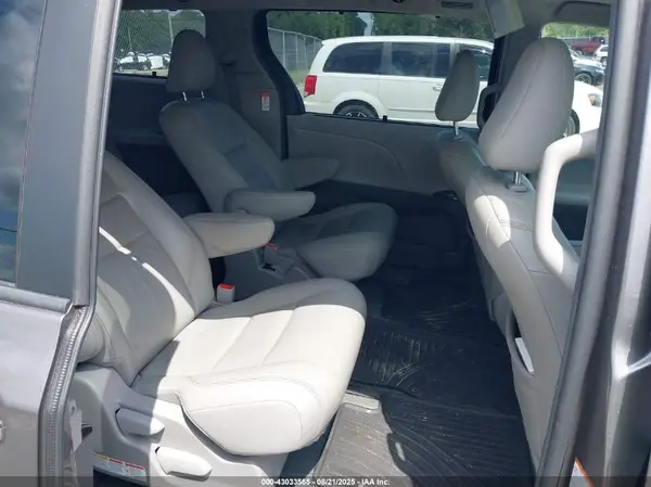 5TDDZ3DC9HS146886 2017 TOYOTA SIENNA - Image 8
