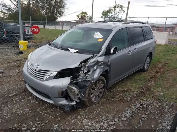 5TDDZ3DC9HS152414 2017 TOYOTA SIENNA - Image 2