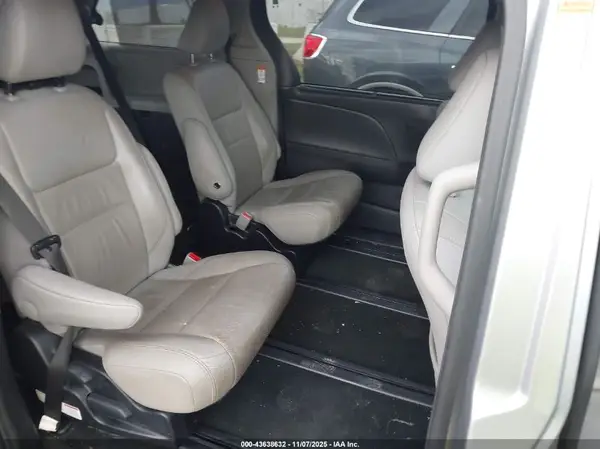 5TDDZ3DC9HS152414 2017 TOYOTA SIENNA - Image 8