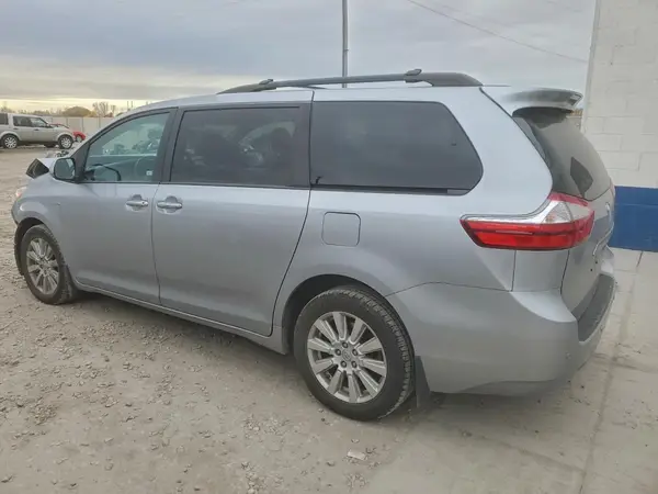 5TDDZ3DC9HS154230 2017 TOYOTA SIENNA - Image 2