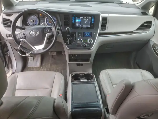 5TDDZ3DC9HS154230 2017 TOYOTA SIENNA - Image 8