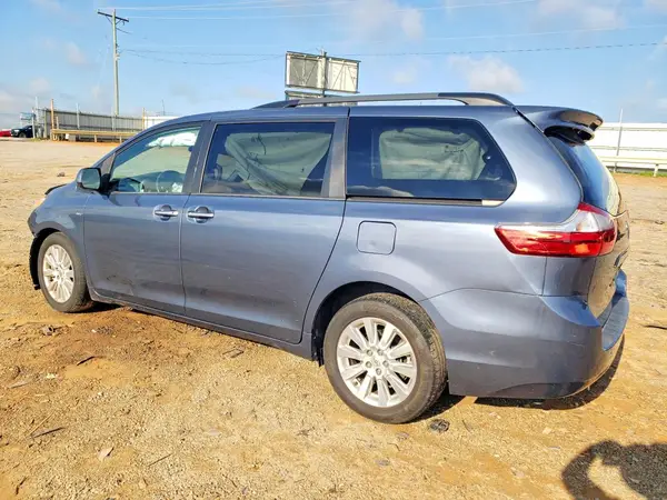 5TDDZ3DC9HS155796 2017 TOYOTA SIENNA - Image 2