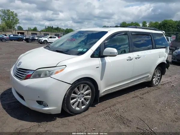 5TDDZ3DC9HS156334 2017 TOYOTA SIENNA - Image 2