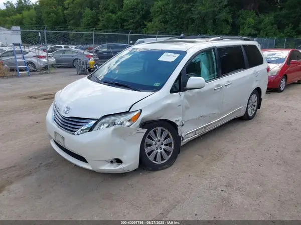 5TDDZ3DC9HS156673 2017 TOYOTA SIENNA - Image 2