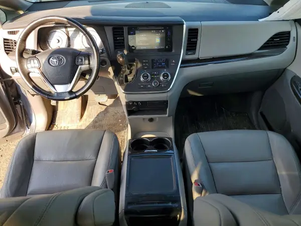 5TDDZ3DC9HS158813 2017 TOYOTA SIENNA - Image 8