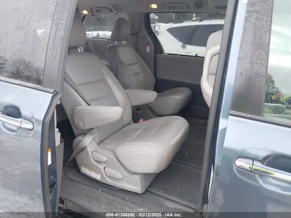 5TDDZ3DC9HS159153 2017 TOYOTA SIENNA - Image 8