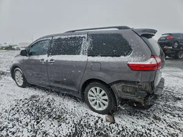 5TDDZ3DC9HS161243 2017 TOYOTA SIENNA - Image 2