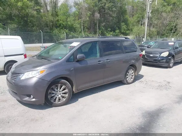 5TDDZ3DC9HS161503 2017 TOYOTA SIENNA - Image 2