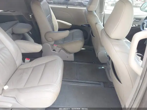 5TDDZ3DC9HS161503 2017 TOYOTA SIENNA - Image 8