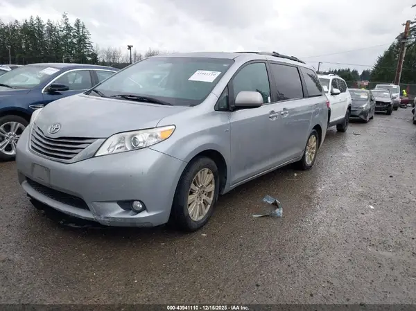 5TDDZ3DC9HS162294 2017 TOYOTA SIENNA - Image 2