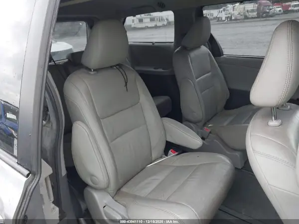 5TDDZ3DC9HS162294 2017 TOYOTA SIENNA - Image 8