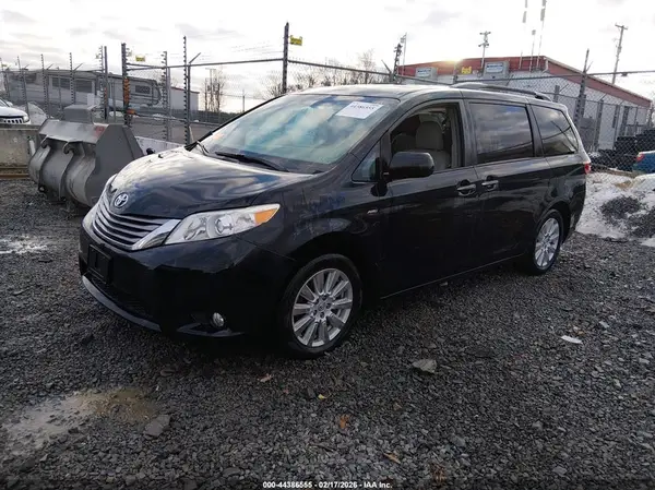 5TDDZ3DC9HS163798 2017 TOYOTA SIENNA - Image 2