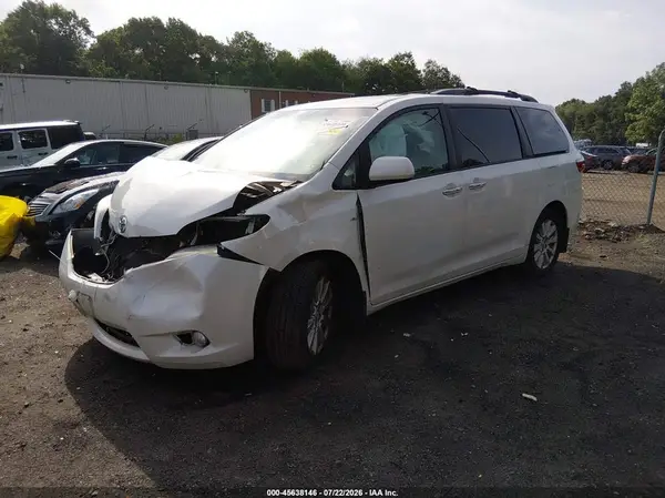 5TDDZ3DC9HS164076 2017 TOYOTA SIENNA - Image 2