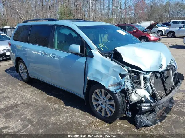 5TDDZ3DC9HS164773 2017 TOYOTA SIENNA - Image 1