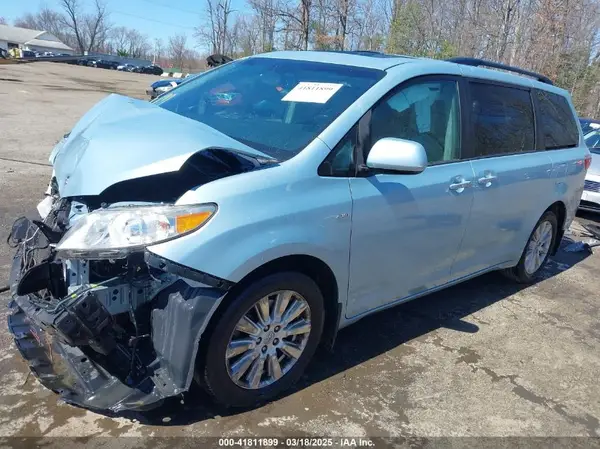 5TDDZ3DC9HS164773 2017 TOYOTA SIENNA - Image 2