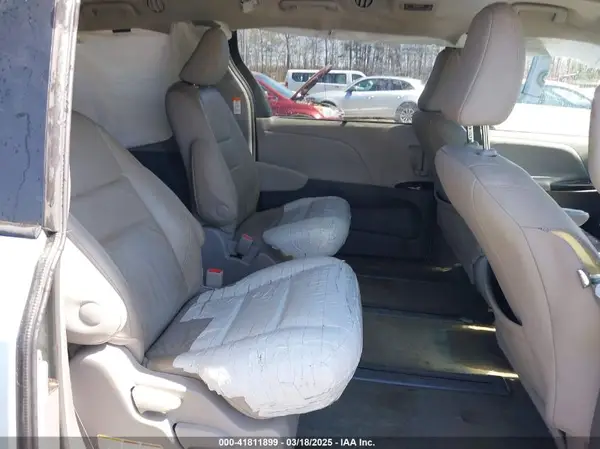 5TDDZ3DC9HS164773 2017 TOYOTA SIENNA - Image 8