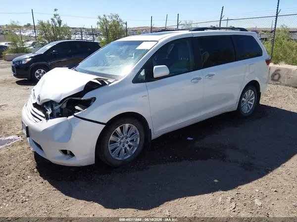 5TDDZ3DC9HS166071 2017 TOYOTA SIENNA - Image 2