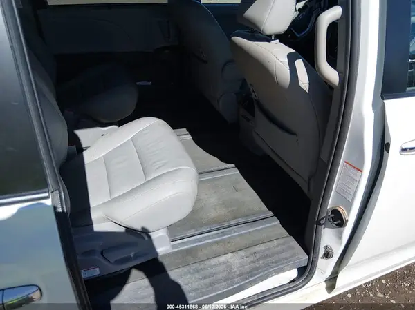 5TDDZ3DC9HS166071 2017 TOYOTA SIENNA - Image 8