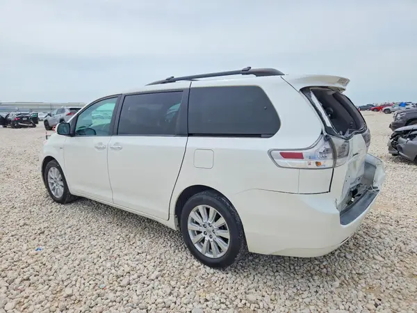 5TDDZ3DC9HS169827 2017 TOYOTA SIENNA - Image 2