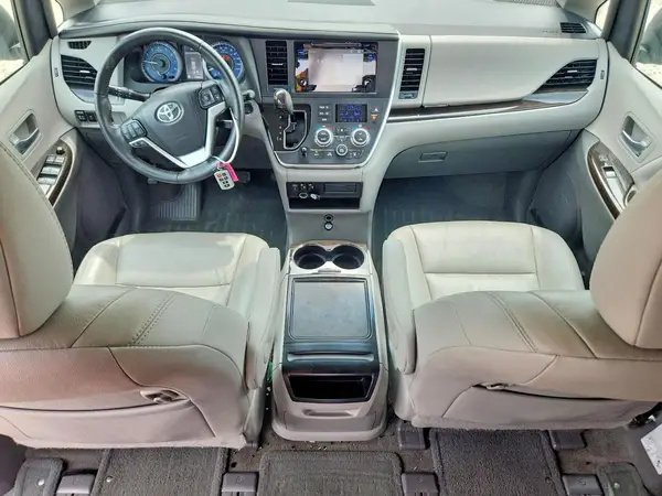 5TDDZ3DC9HS169827 2017 TOYOTA SIENNA - Image 8