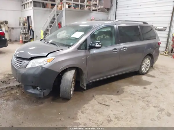 5TDDZ3DC9HS171349 2017 TOYOTA SIENNA - Image 2